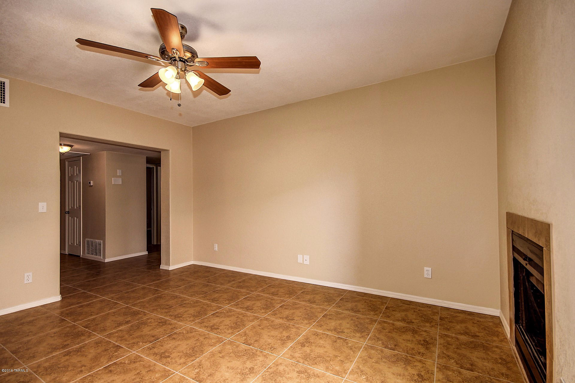 302 West King Road Tucson, AZ 85705 - Photo 9 of 26 an empty room with closet and a chandelier fan