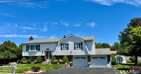 $499,900 | 15 Bridle Path Lane, West Haven, CT 06516