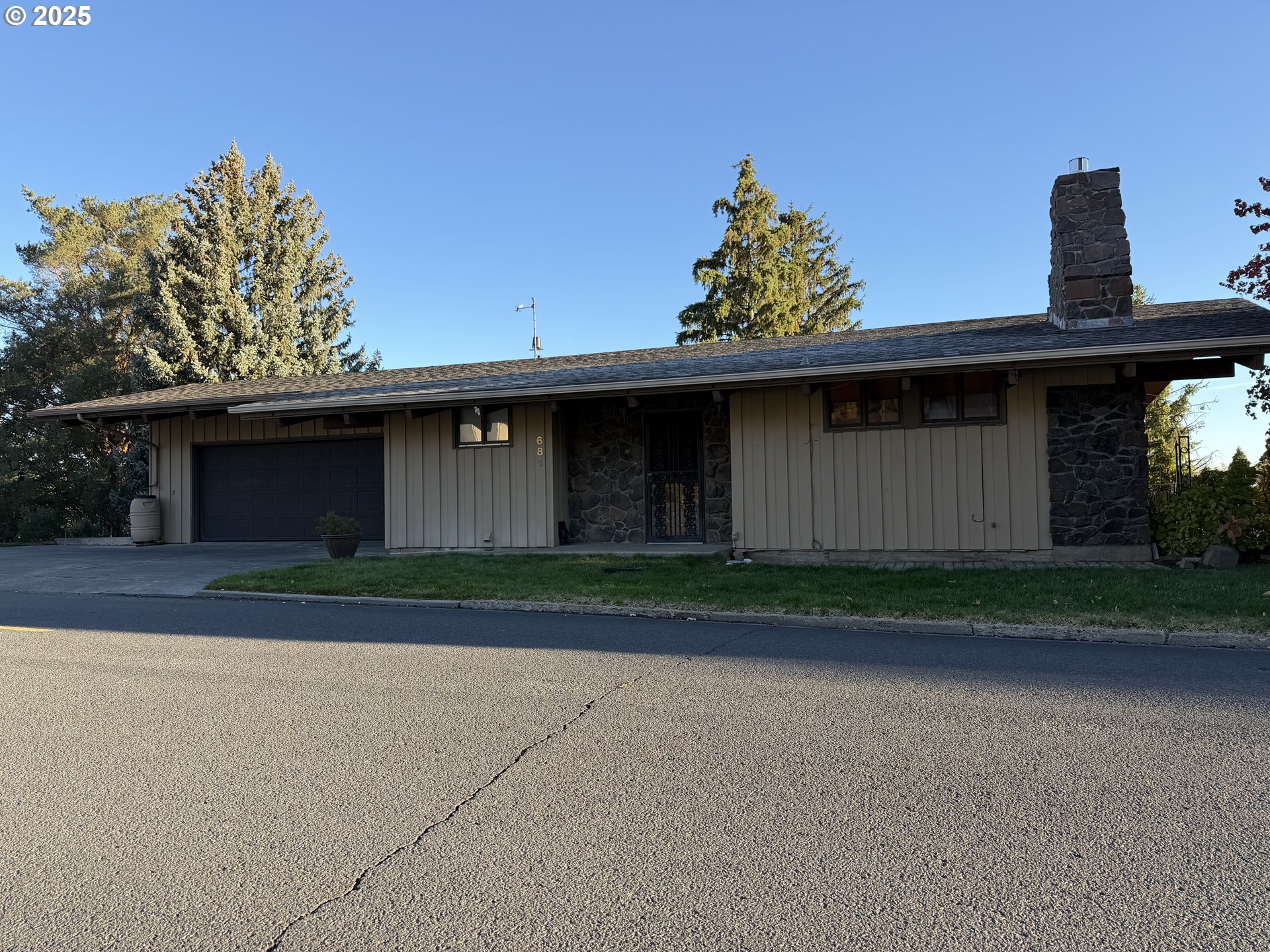 681 College Street Milton Freewater, OR 97862 - Photo 1 of 27 a front view of a house with garden