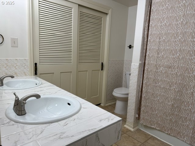 681 College Street Milton Freewater, OR 97862 - Photo 12 of 27 a bathroom with a sink and a mirror