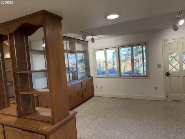 681 College Street Milton Freewater, OR 97862 - Photo 14 of 27 an empty room with windows