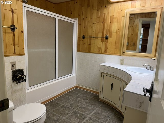 681 College Street Milton Freewater, OR 97862 - Photo 17 of 27 a bathroom with a sink and a mirror