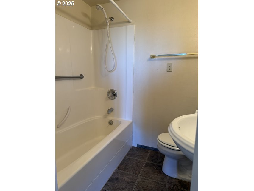 681 College Street Milton Freewater, OR 97862 - Photo 21 of 27 a bathroom with a toilet and a bathtub