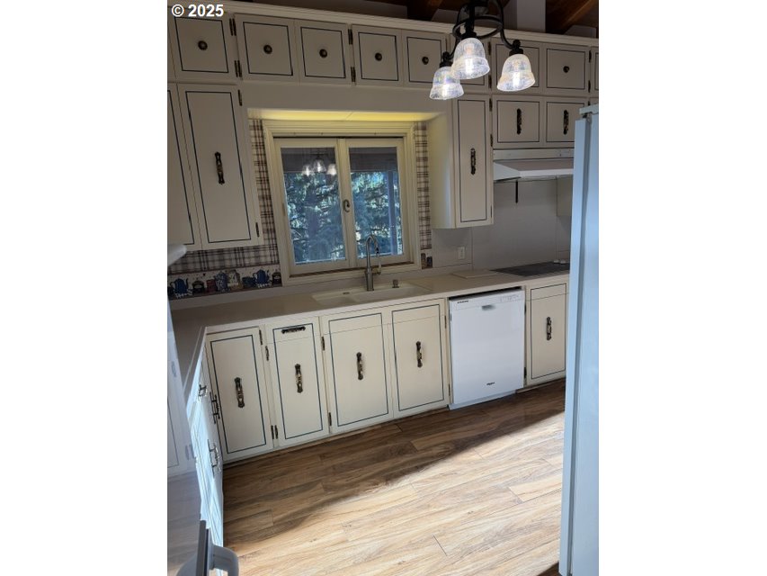 681 College Street Milton Freewater, OR 97862 - Photo 8 of 27 a bathroom with a sink and a mirror