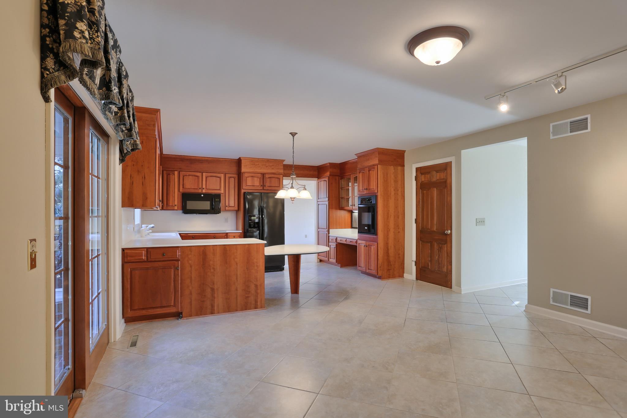 35 Mine Road Lebanon, PA 17042 - Photo 8 of 37 Kitchen/family area, bump out window