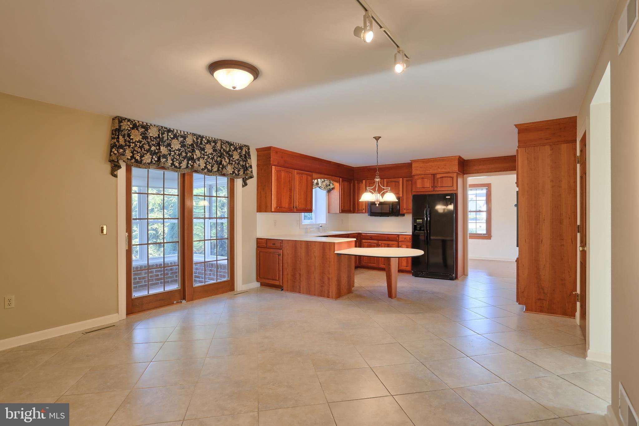 35 Mine Road Lebanon, PA 17042 - Photo 9 of 37 Family Room/kitchen, breakfast bar, desk area