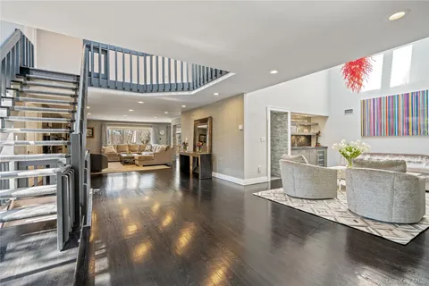 $1,850,000 | 114 The Crescent, Roslyn Heights, NY 11577