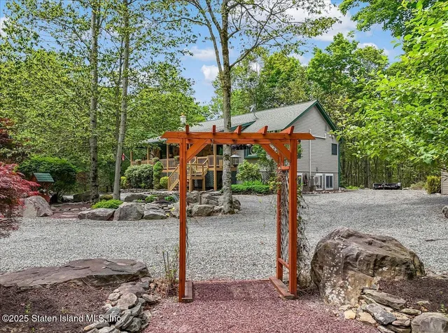 $799,969 | 134 Split Rock Road, Dingmans Ferry, PA 18328