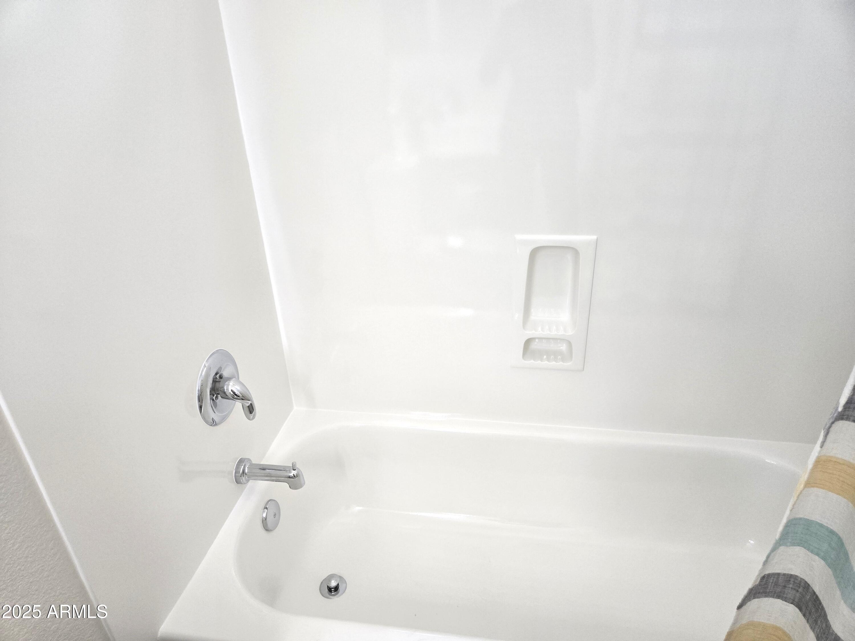 1187 South Hazel Street Gilbert, AZ 85296 - Photo 32 of 50 3rd Bathroom Full Tub & Surround