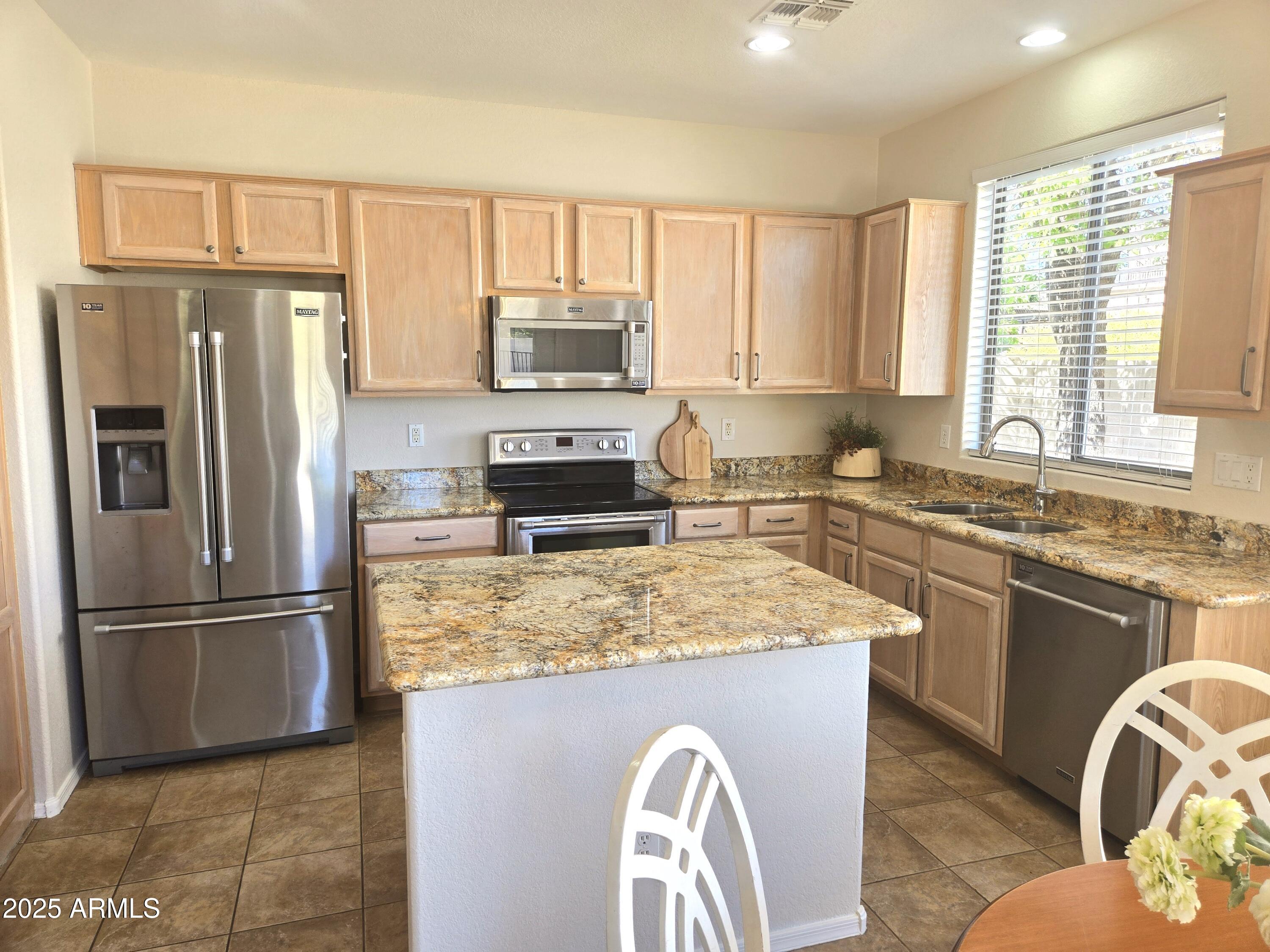 1187 South Hazel Street Gilbert, AZ 85296 - Photo 4 of 50 Smooth top electric stove, undermount Go