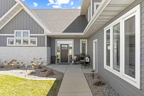 $949,900 | 5900 31st Street South, Fargo, ND 58104