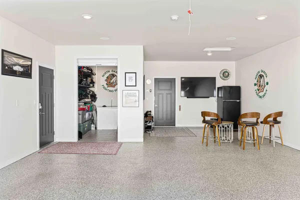 $949,900 | 5900 31st Street South, Fargo, ND 58104