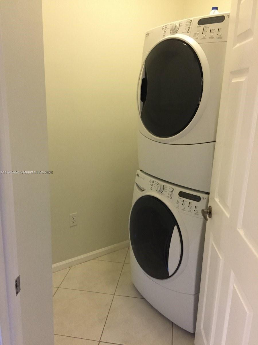 Boca del Mar Boca Raton, FL 33433 - Photo 9 of 11 a utility room with dryer and washer