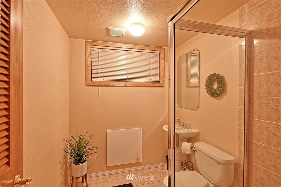2104 Cedar Road Lake Stevens, WA 98258 - Photo 17 of 19 a bathroom with a shower