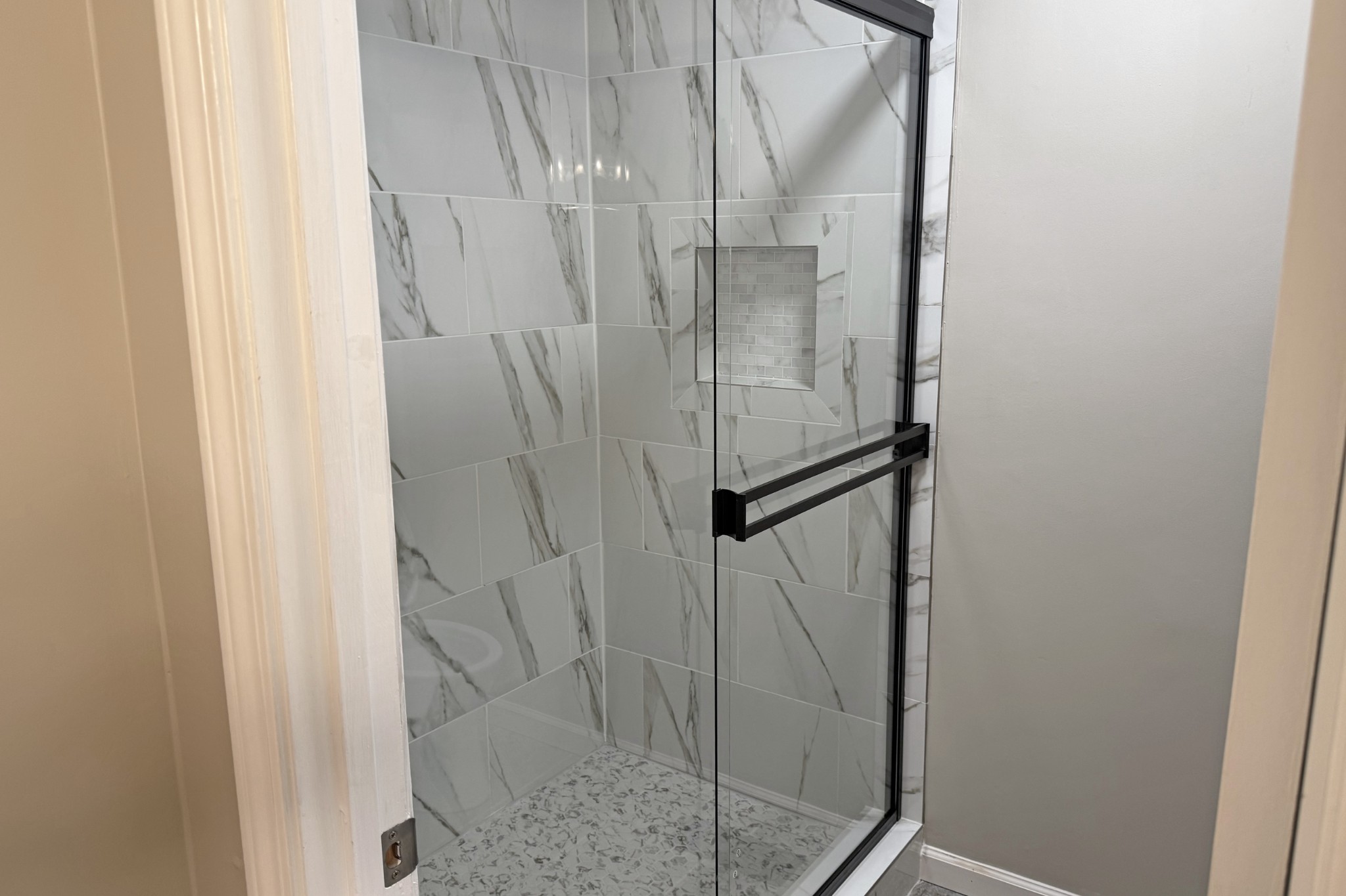 206 Stephens Hill Road Franklin, KY 42134 - Photo 9 of 21 a bathroom with a glass shower door