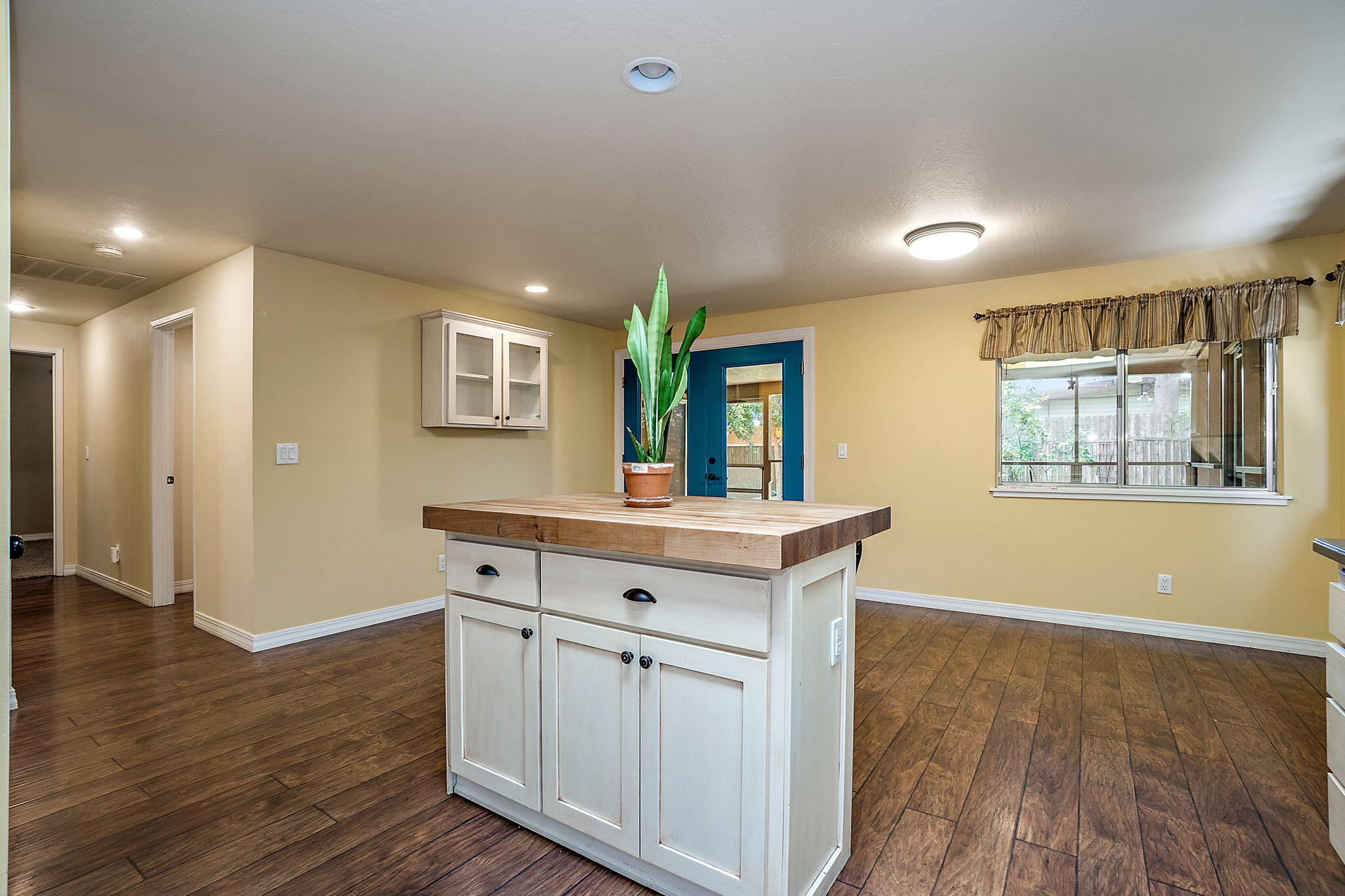 918 Reddy Avenue Medford, OR 97504 - Photo 6 of 23