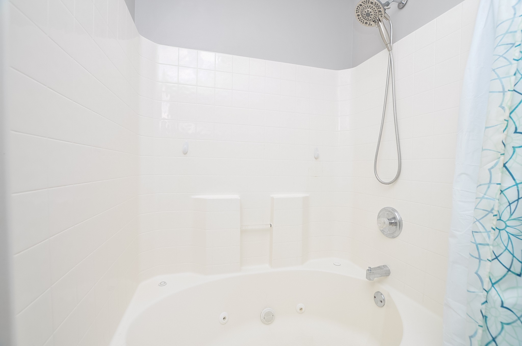 596 Windy Road Mount Juliet, TN 37122 - Photo 13 of 34 a bathroom with a bath tub