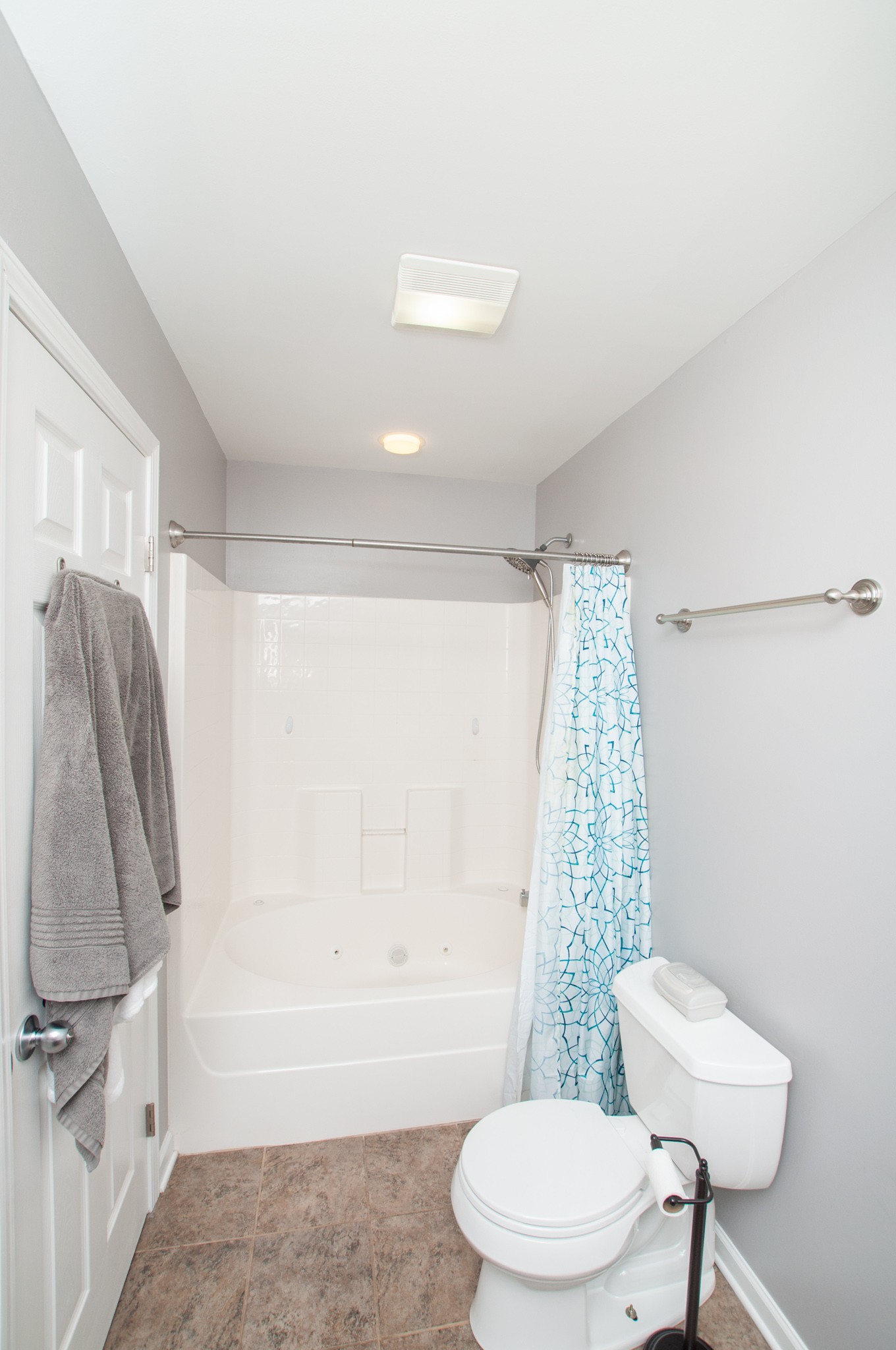 596 Windy Road Mount Juliet, TN 37122 - Photo 15 of 34 a bathroom with a toilet and a bathtub