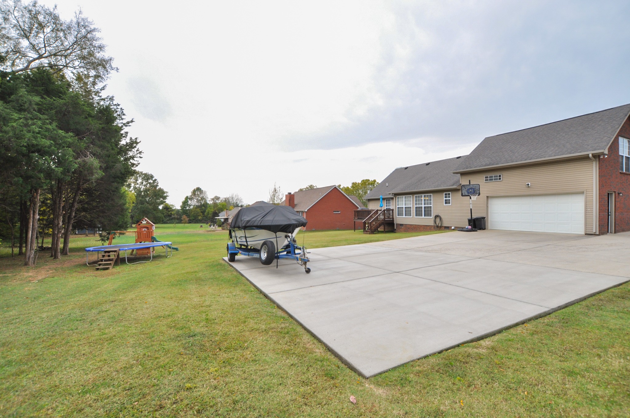 596 Windy Road Mount Juliet, TN 37122 - Photo 32 of 34 a garage with a table and chairs