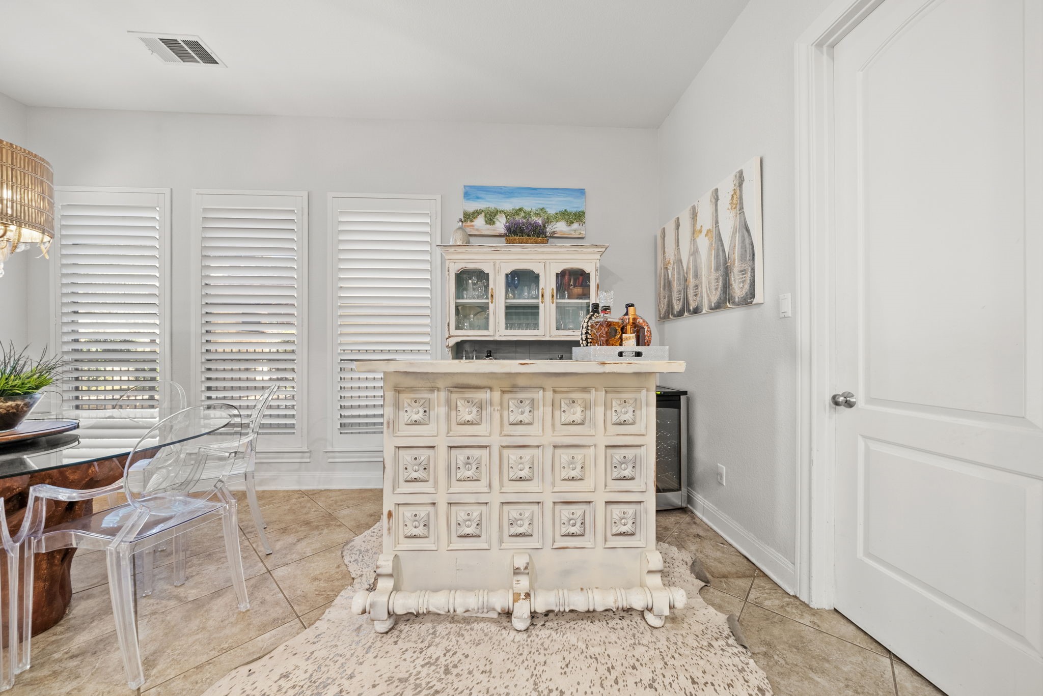 122 Sebastians Run Austin, TX 78738 - Photo 16 of 39 Bar area near kitchen, perfect for entertaining