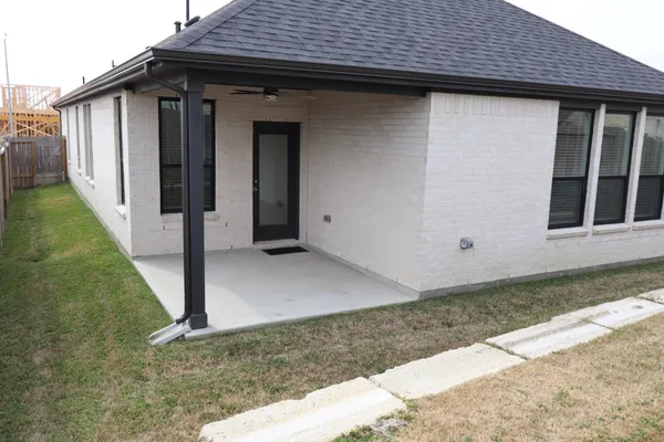 a view of a house with backyard