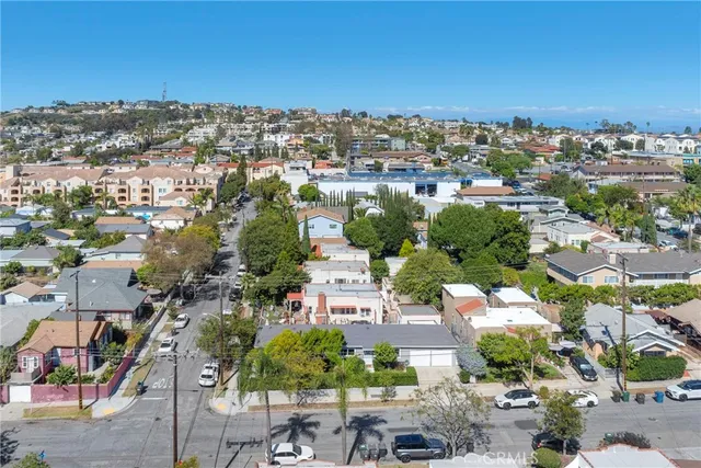 a view of a back yard