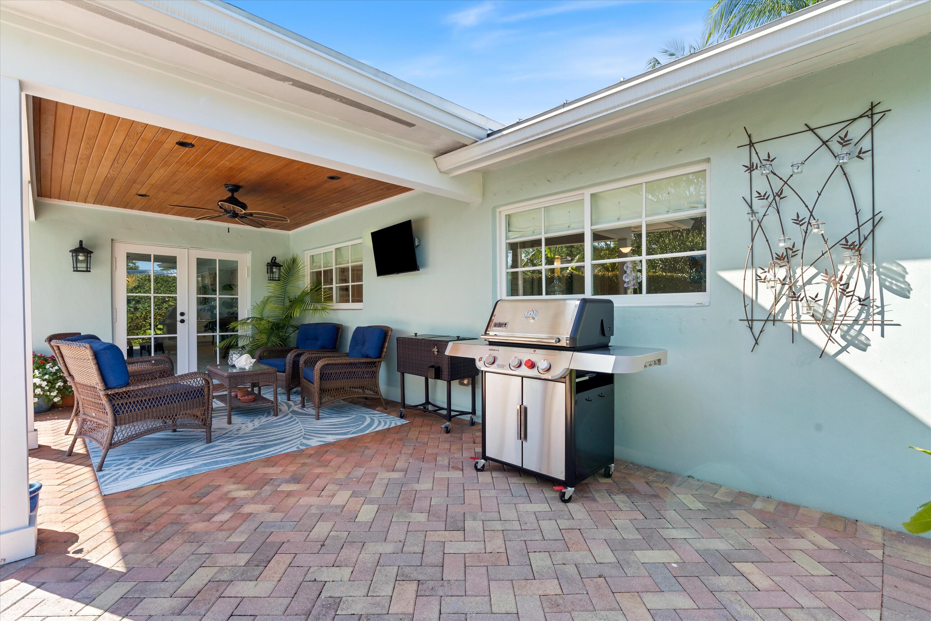 370 Northeast 32nd Street Boca Raton, FL 33431 - Photo 29 of 39 Natural gas Weber grill