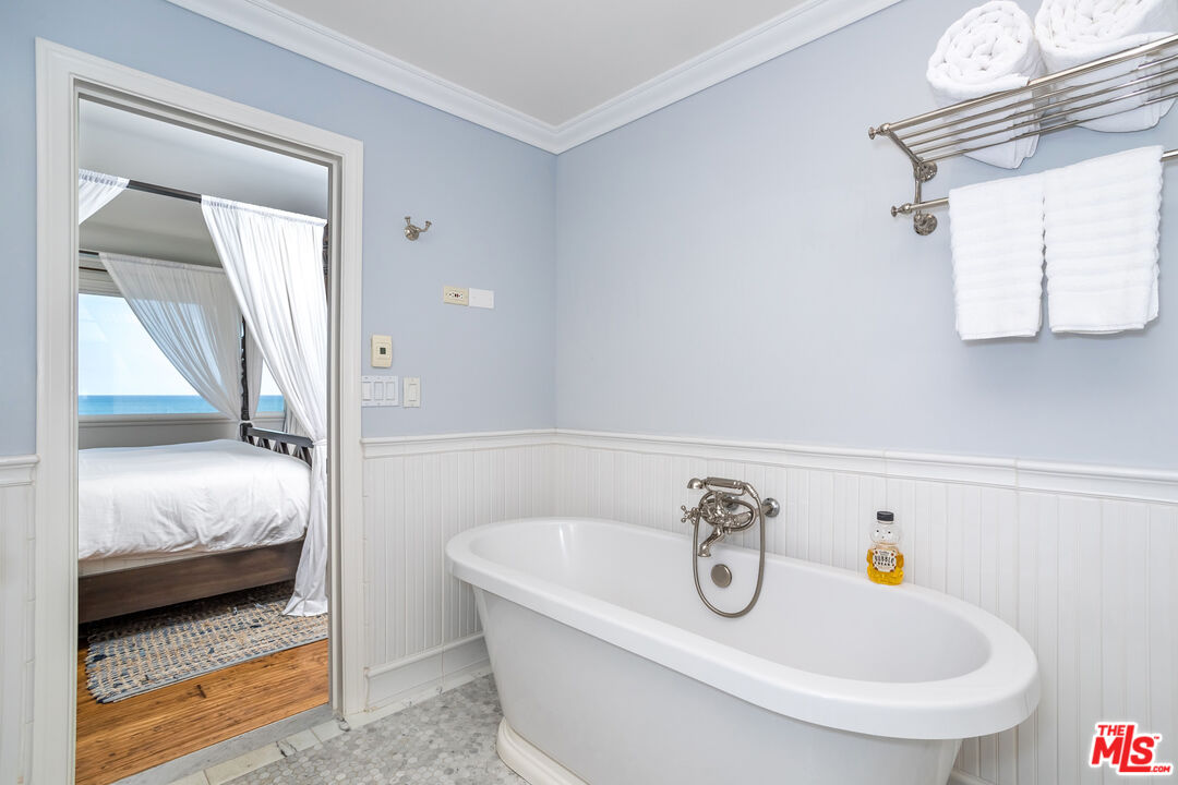 31658 Broad Beach Road Malibu, CA 90265 - Photo 21 of 50 a bathroom with a tub and 2 sink