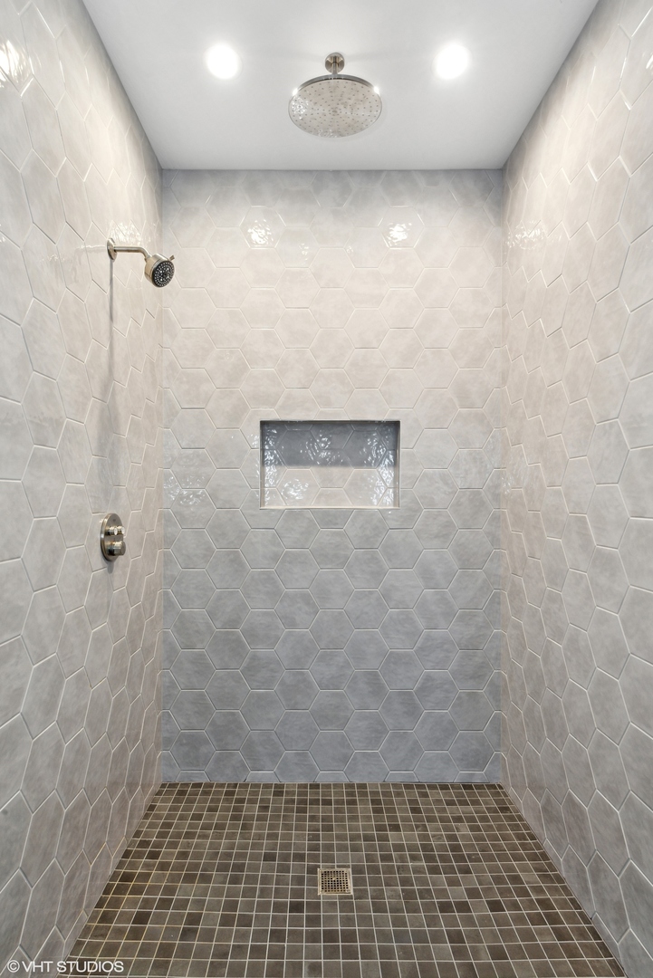 323 South Racine Avenue, Unit 6B Chicago, IL 60607 - Photo 16 of 25 a bathroom with a shower