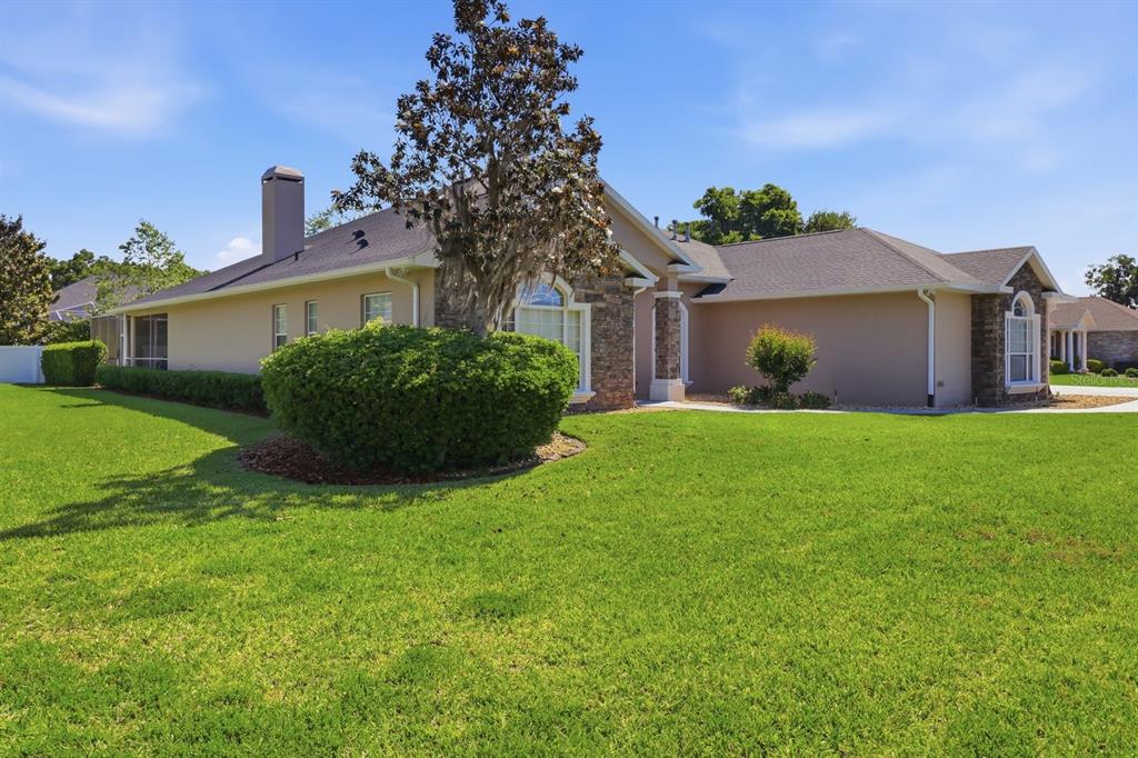 2125 Southeast 25th Loop Ocala, FL 34471 - Photo 2 of 60 a front view of house with yard and green space