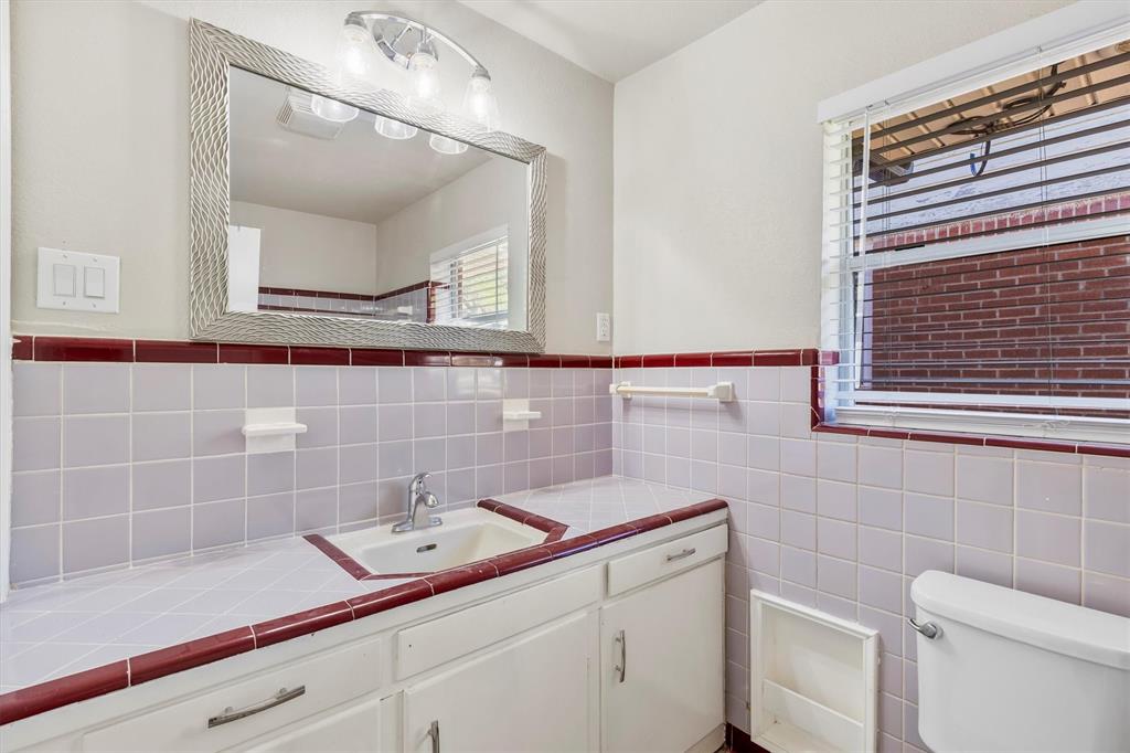 653 Kessler Boulevard Sherman, TX 75092 - Photo 20 of 30 a bathroom with a sink and a mirror