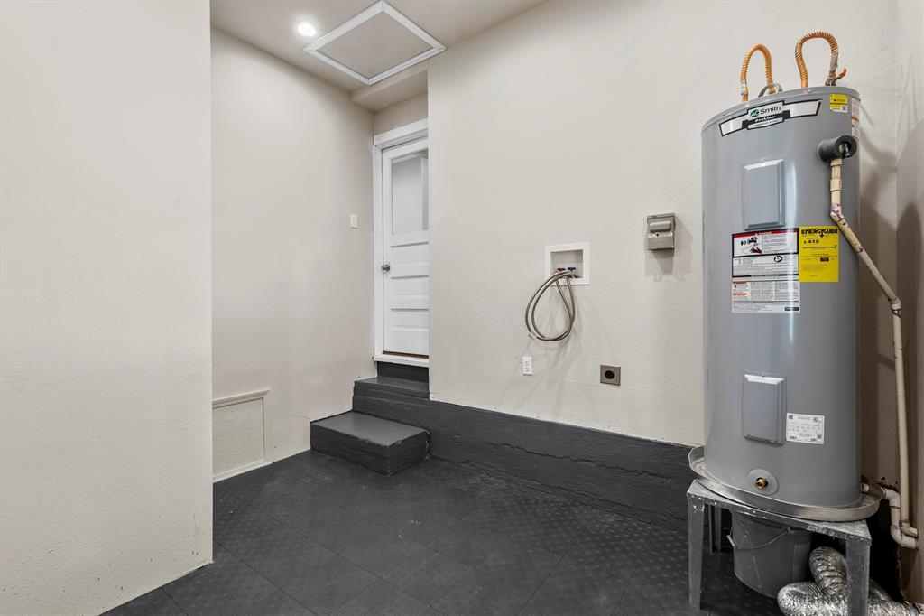 653 Kessler Boulevard Sherman, TX 75092 - Photo 21 of 30 a view of an empty room with a bathroom