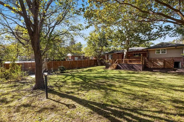 a view of a backyard