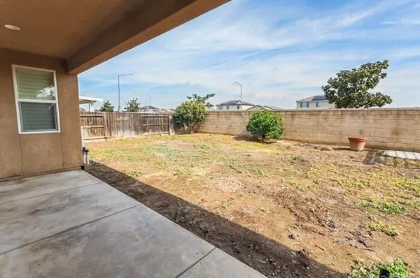 a view of back yard of the house