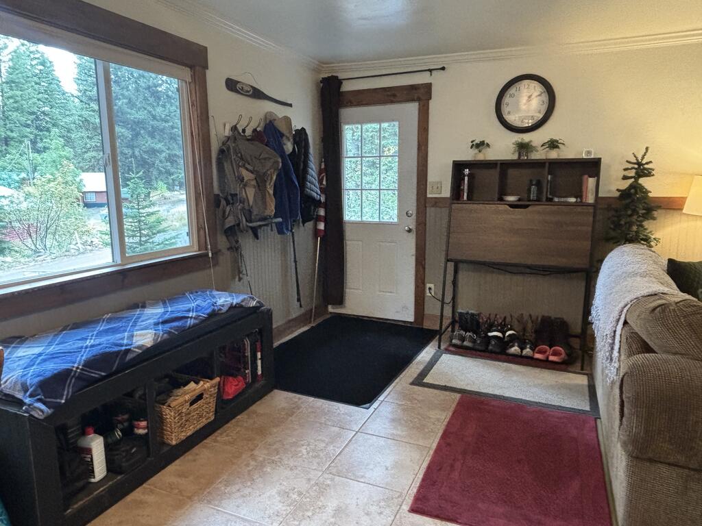655 West Mountain Road Cascade, ID 83611 - Photo 14 of 26 Front door/bench area