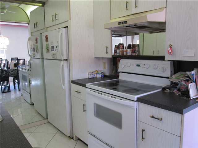 4096 Cornwall East Boca Raton, FL 33434 - Photo 2 of 19 Kitchen