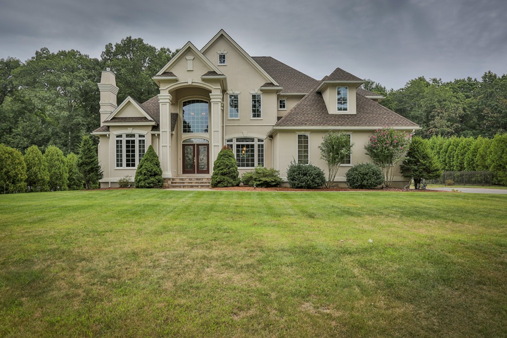 34 Sawmill Ridge Road Haverhill, MA 01832 - Photo 1 of 30 a front view of a house with garden