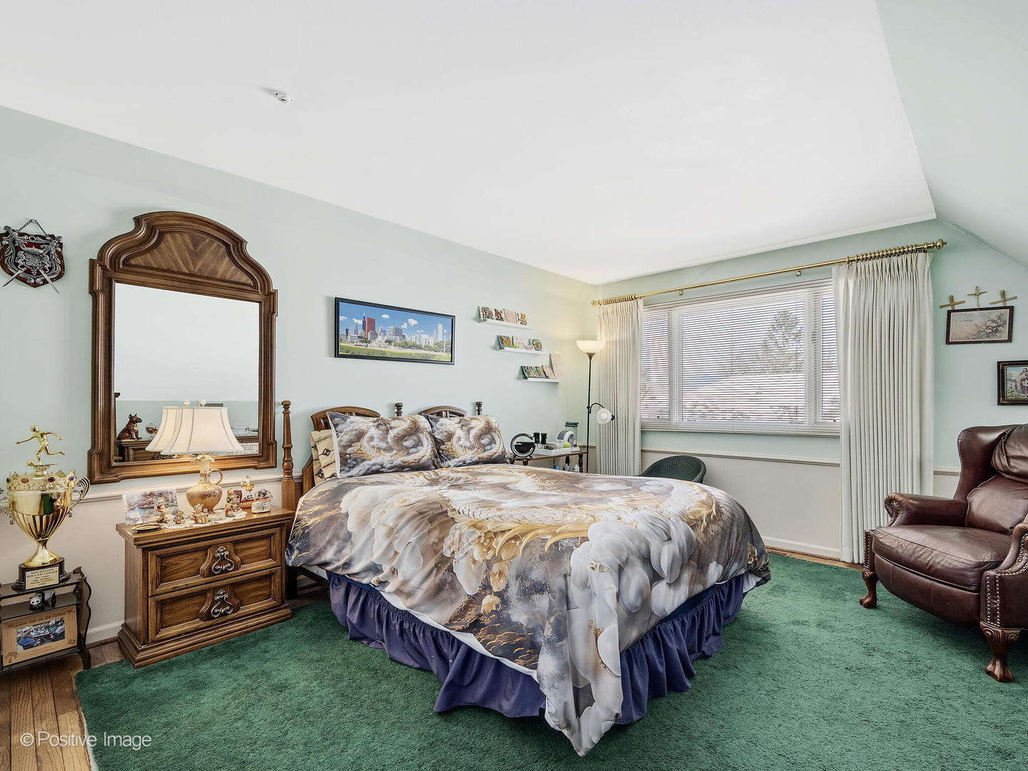 116 Rivershire Lane Lincolnshire, IL 60069 - Photo 23 of 27 a bedroom with a bed and a couch