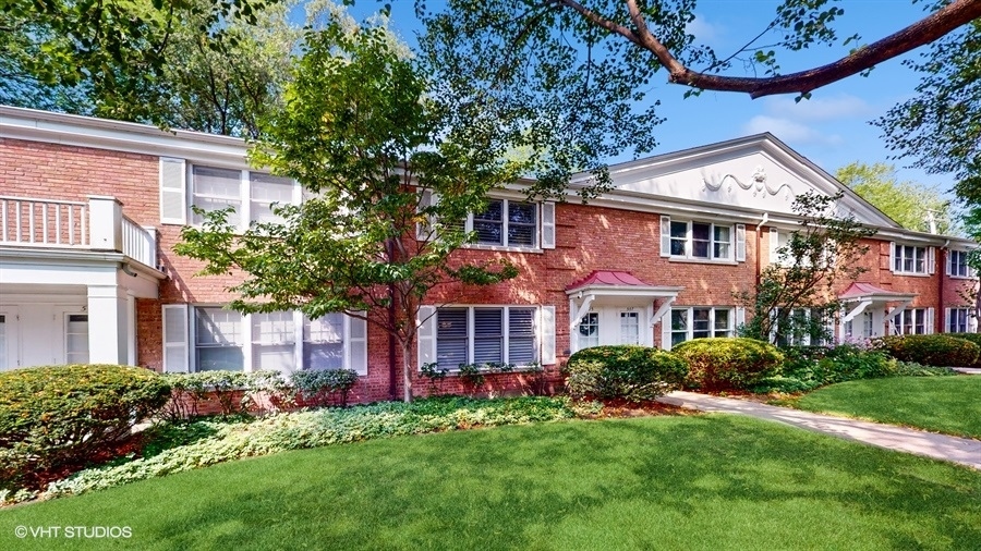 505 3rd Street Wilmette, IL 60091 - Photo 2 of 30 front view of a house with a yard