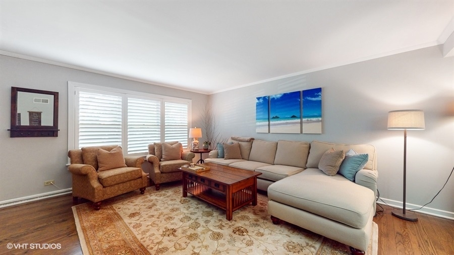 505 3rd Street Wilmette, IL 60091 - Photo 5 of 30 a living room with furniture and a lamp