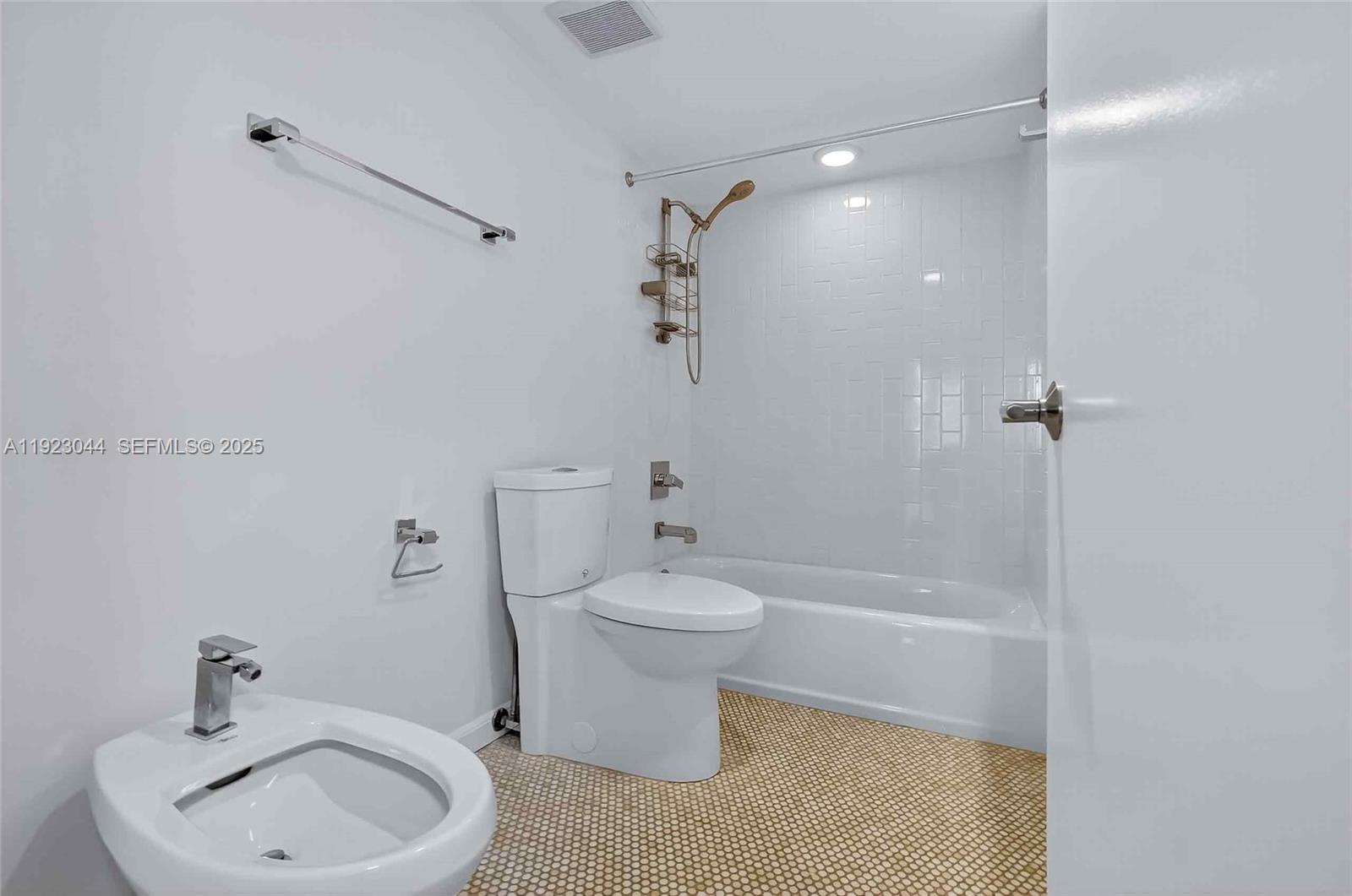 520 Brickell Key Drive, Unit A604 Miami, FL 33131 - Photo 22 of 59 BA1-tub