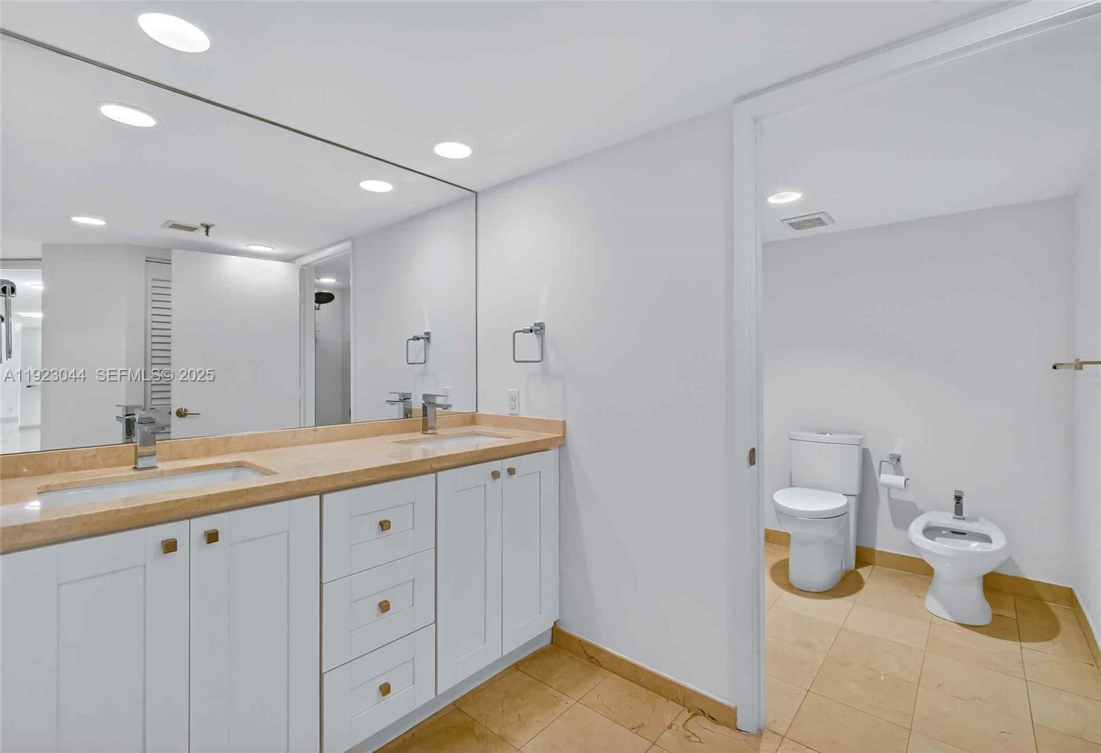 520 Brickell Key Drive, Unit A604 Miami, FL 33131 - Photo 30 of 59 Primary bath