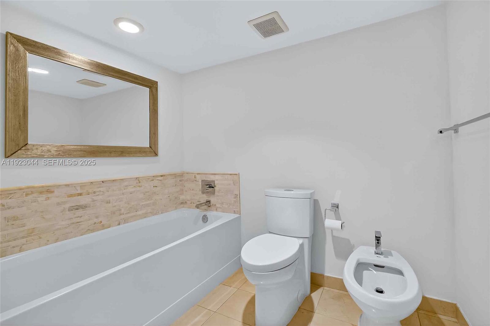 520 Brickell Key Drive, Unit A604 Miami, FL 33131 - Photo 32 of 59 Primary bath with tub and shower