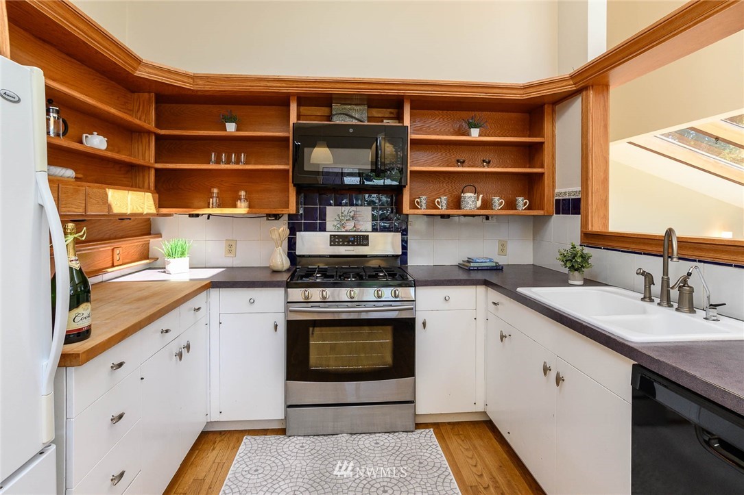 10515 Southwest Cowan Road Vashon, WA 98070 - Photo 8 of 24 Gallery Image 8