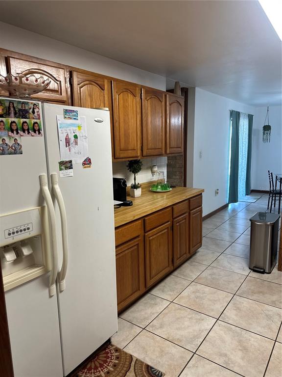 13220 225th Road Live Oak, FL 32060 - Photo 11 of 31 a kitchen with a refrigerator and a sink