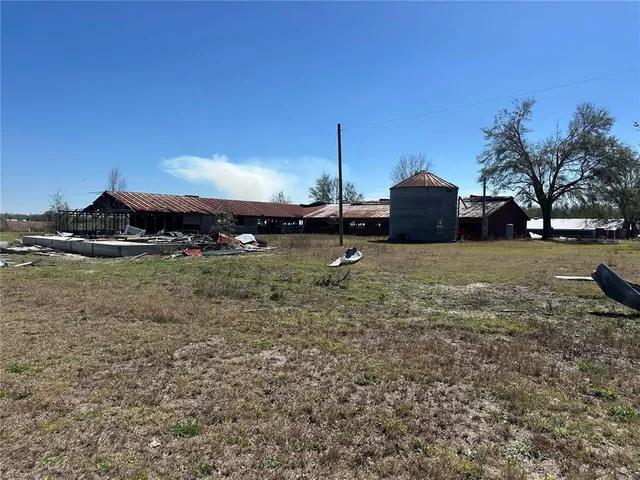 a view of a yard with an house