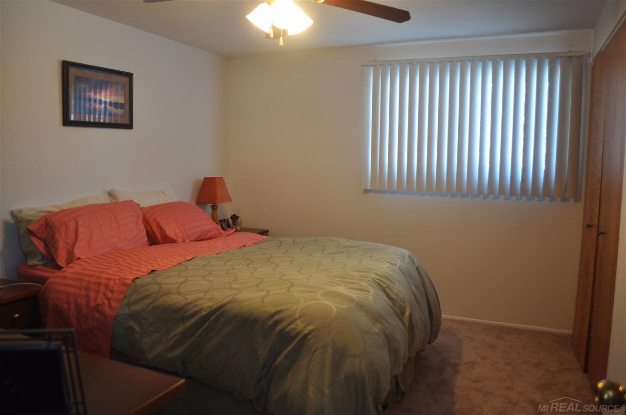 7041 Hatchery Road Waterford, MI 48327 - Photo 25 of 35 31367714-24.JPG
