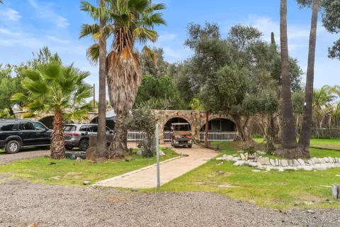 a view of a house with backyard