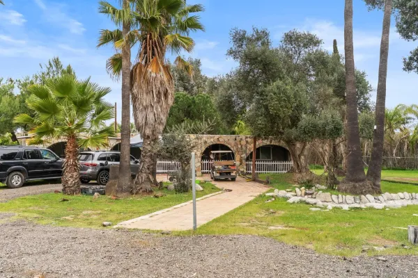 a view of a house with backyard