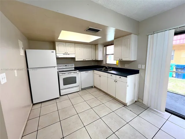 $1,750 | 2562 Northwest 52nd Avenue, Unit B18, Lauderhill, FL 33313